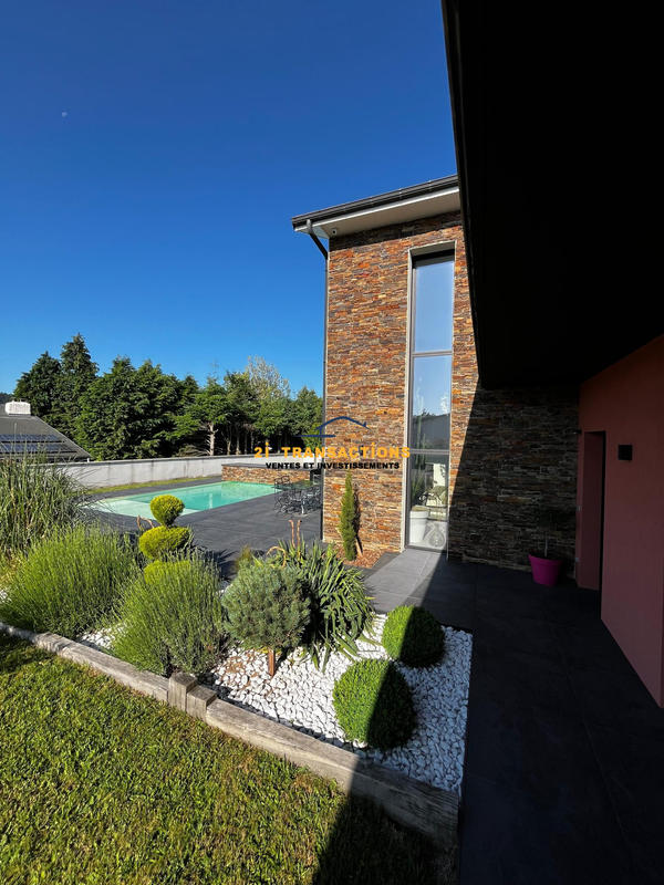 Maison - 240 m² - 6 pièces