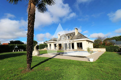 Maison - 233 m² - 12 pièces