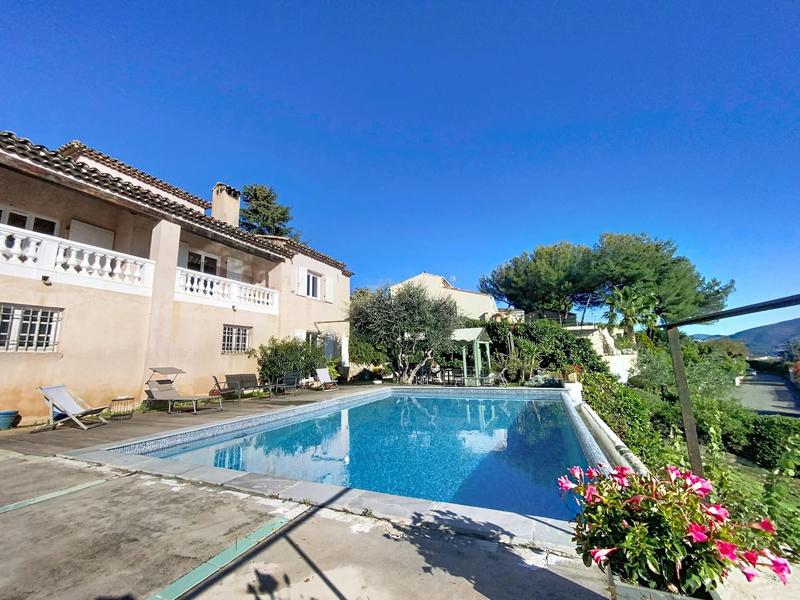 Maison - 214 m² - 6 pièces