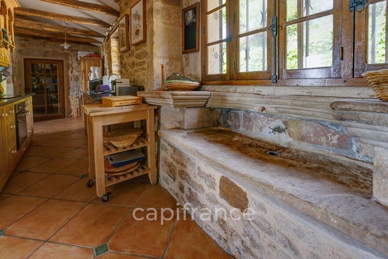 Propriété - 630 m² - 18 pièces