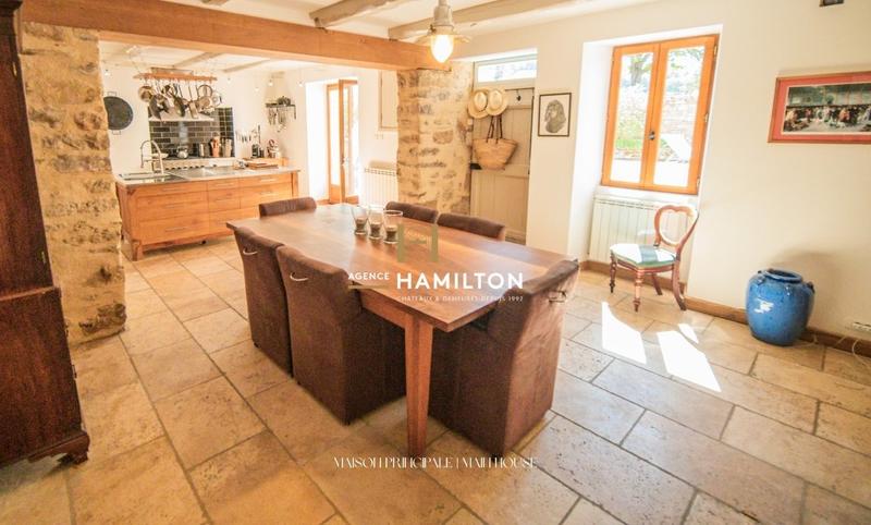 Maison - 245 m² - 9 pièces