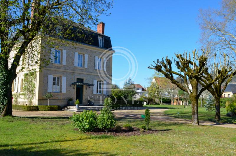 Maison - 240 m² - 12 pièces