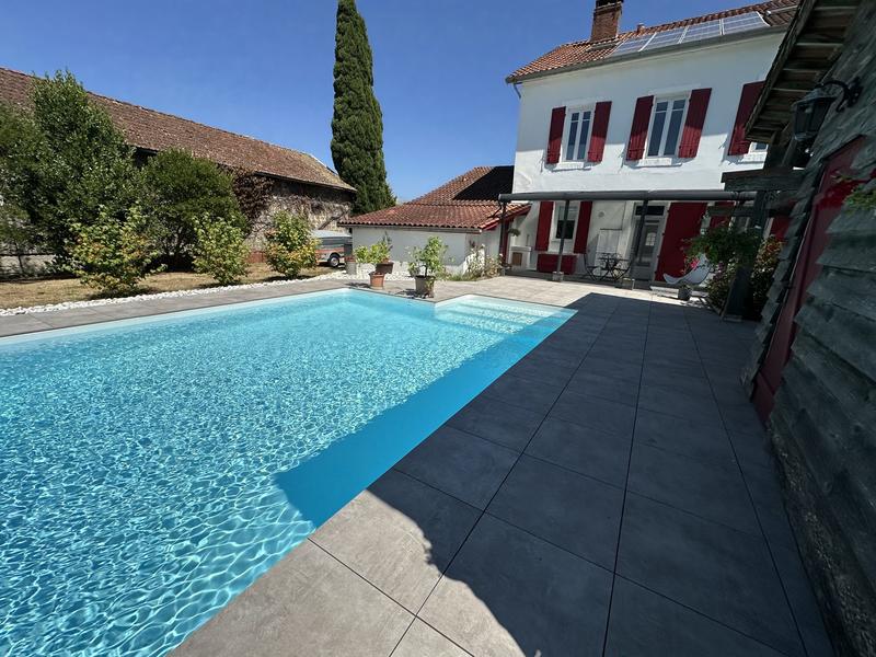 Maison - 261 m² - 12 pièces