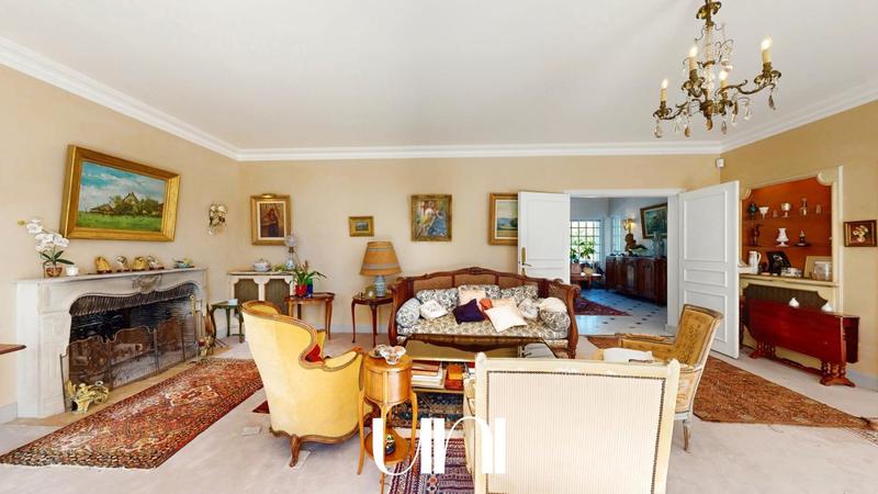 Maison - 318 m² - 8 pièces