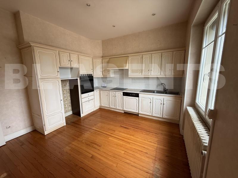 Maison traditionnelle - 241 m² - 9 pièces