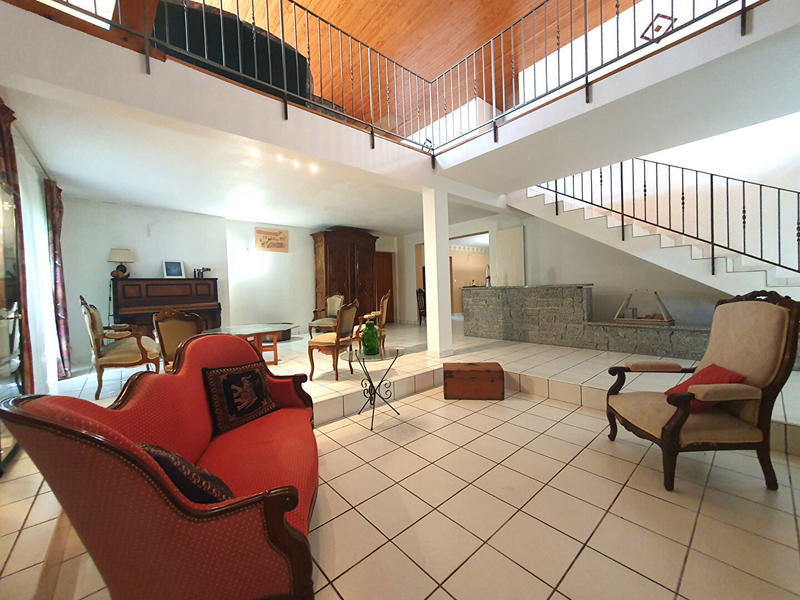 Maison - 283 m² - 9 pièces
