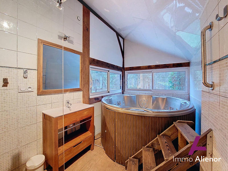 Maison traditionnelle - 145 m² - 11 pièces