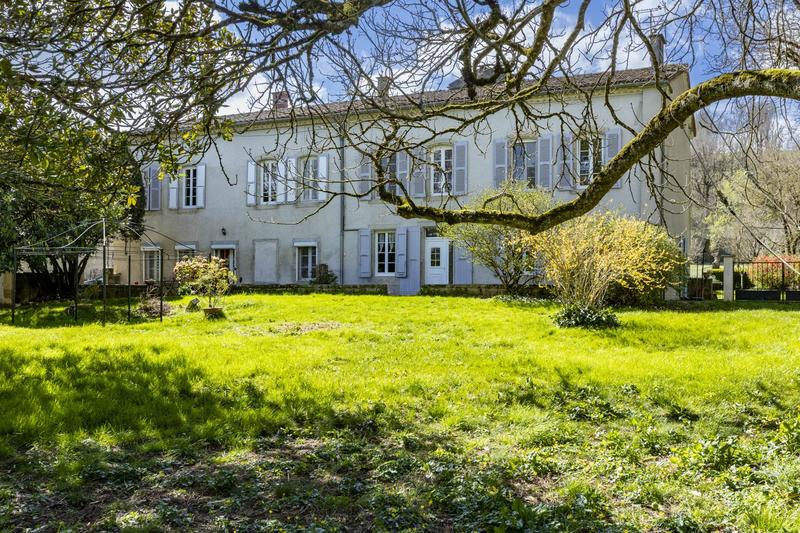 Maison - 422 m² - 9 pièces