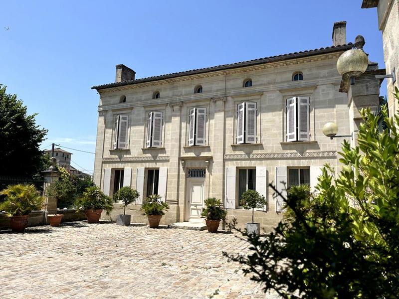 Maison - 330 m² - 9 pièces