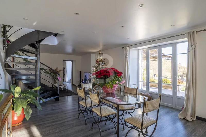 Mas - 220 m² - 6 pièces