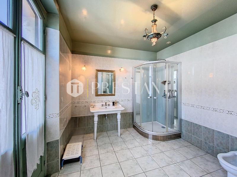 Appartement - 143 m² - 5 pièces