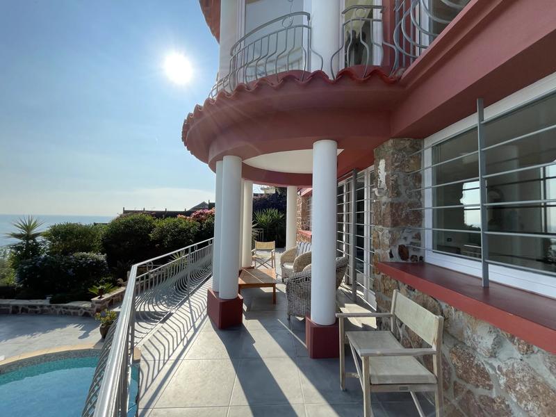 Maison - 219 m² - 6 pièces