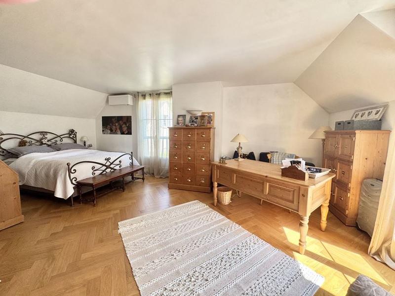 Maison traditionnelle - 219 m² - 8 pièces