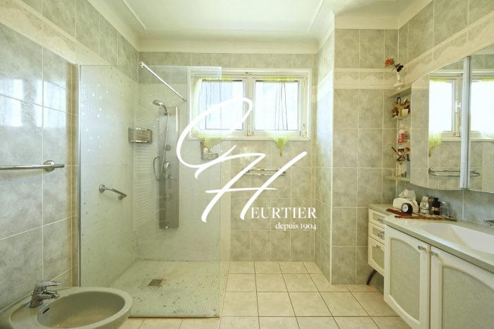 Maison traditionnelle - 187 m² - 6 pièces