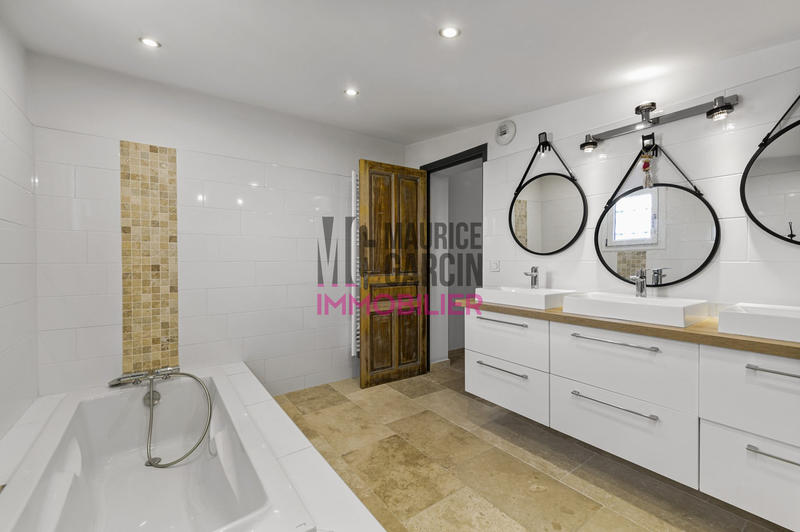 Maison - 204 m² - 7 pièces