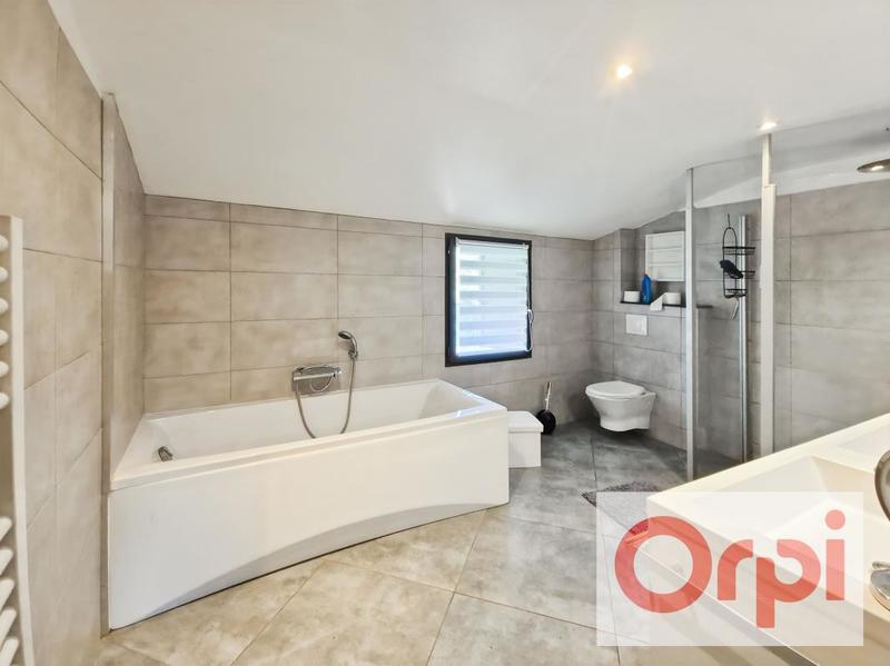 Maison - 237 m² - 7 pièces