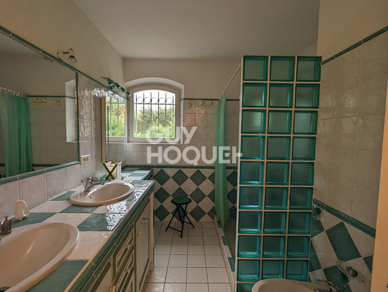 Maison - 305 m² - 10 pièces