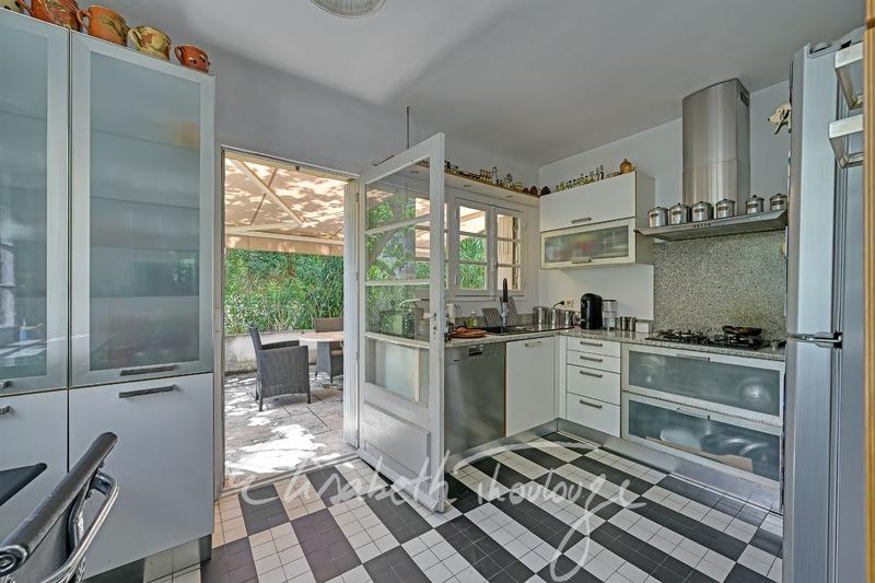 Maison - 240 m² - 9 pièces