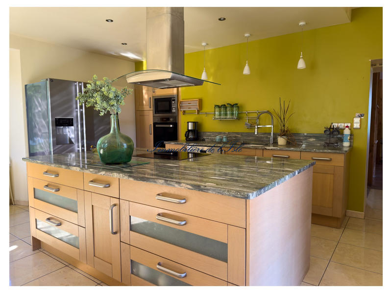 Maison - 236 m² - 9 pièces