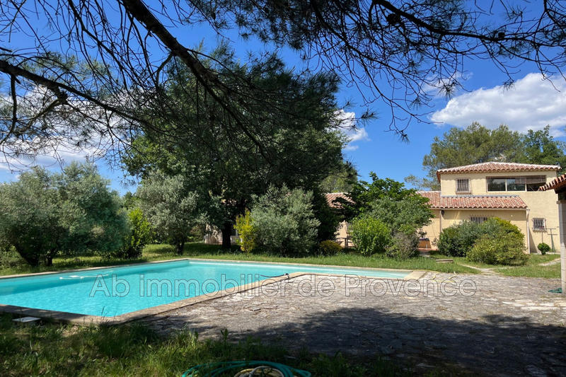 Propriété - 227 m² - 6 pièces