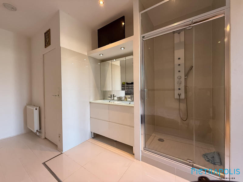 Maison - 220 m² - 7 pièces