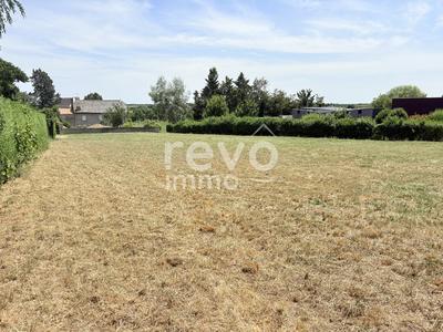 Terrain constructible - 1 600 m²