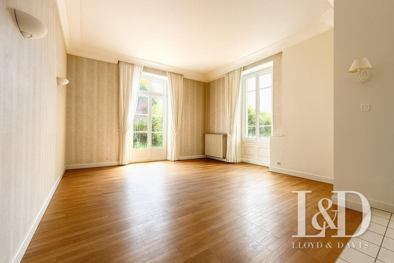 Maison - 237 m² - 10 pièces