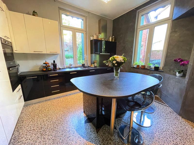 Maison - 250 m² - 7 pièces