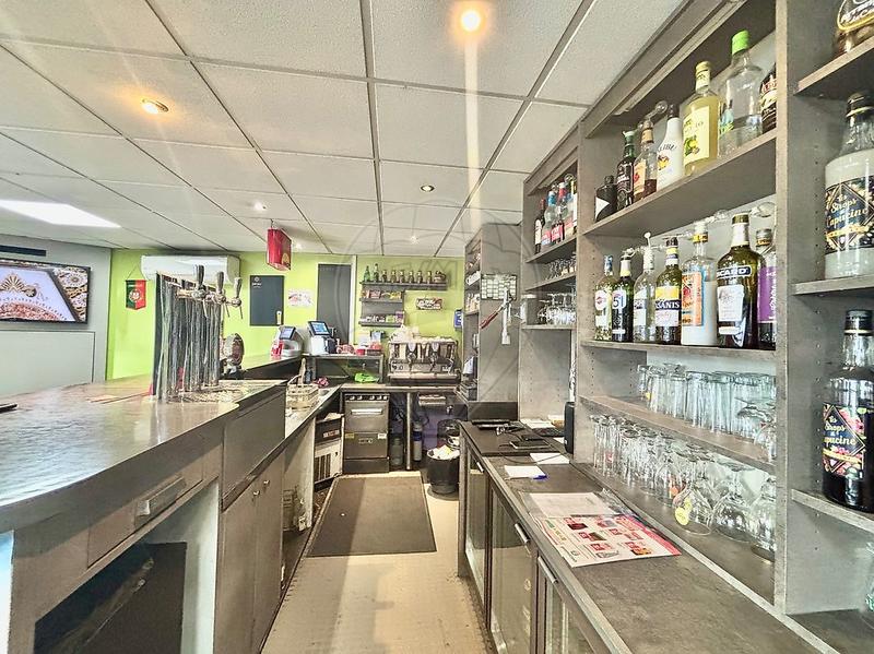 Local commercial - 90 m² - 5 pièces