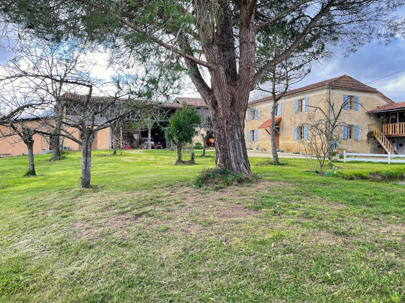 Maison - 235 m² - 9 pièces