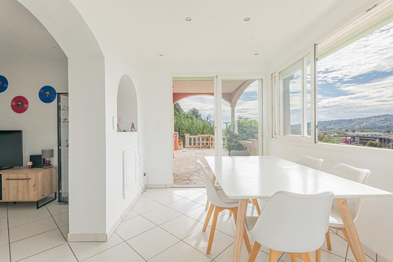 Maison - 205 m² - 6 pièces