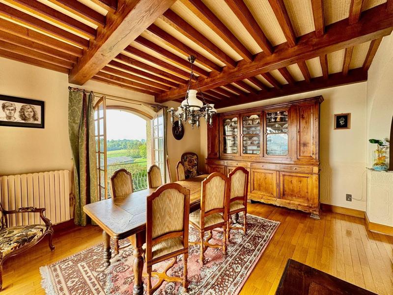 Maison - 254 m² - 9 pièces