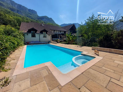 Maison - 215 m² - 7 pièces