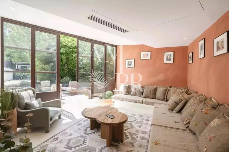 Maison - 300 m² - 8 pièces