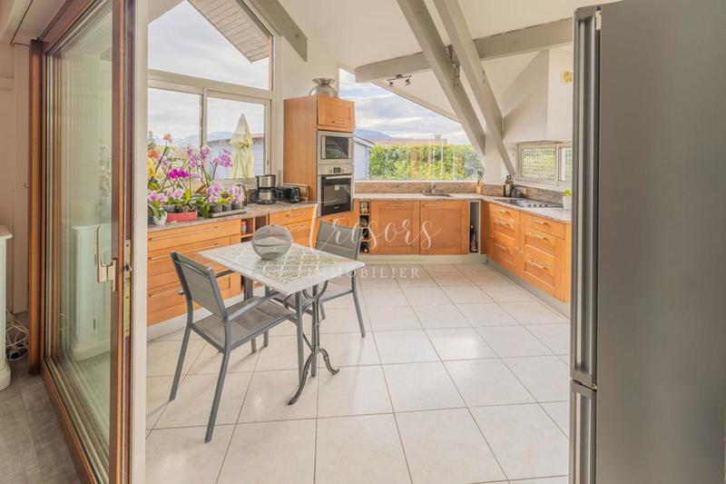 Maison - 270 m² - 12 pièces