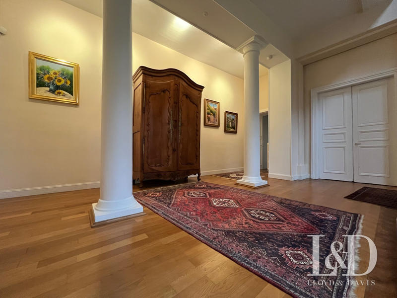 Maison - 710 m² - 15 pièces