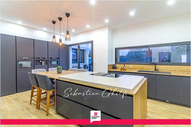 Maison - 202 m² - 7 pièces