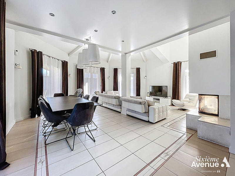 Maison - 181 m² - 8 pièces