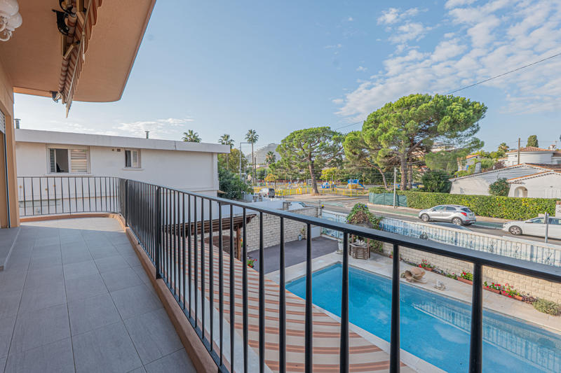 Maison - 237 m² - 8 pièces