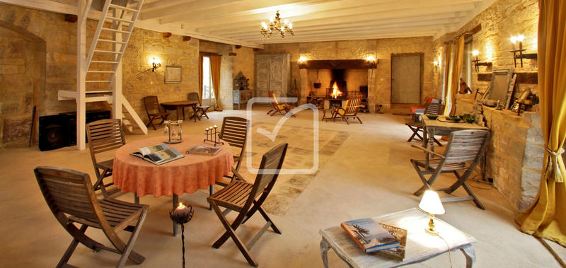 Maison - 1 100 m² - 20 pièces