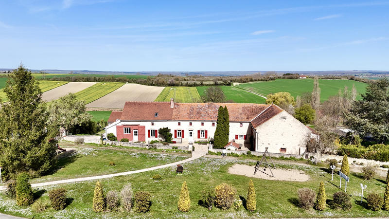 Maison - 410 m² - 9 pièces