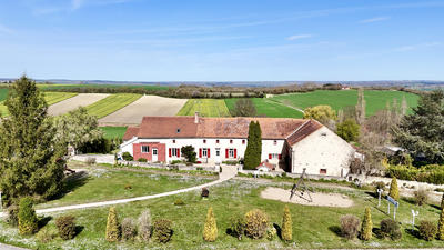 Maison - 410 m² - 9 pièces