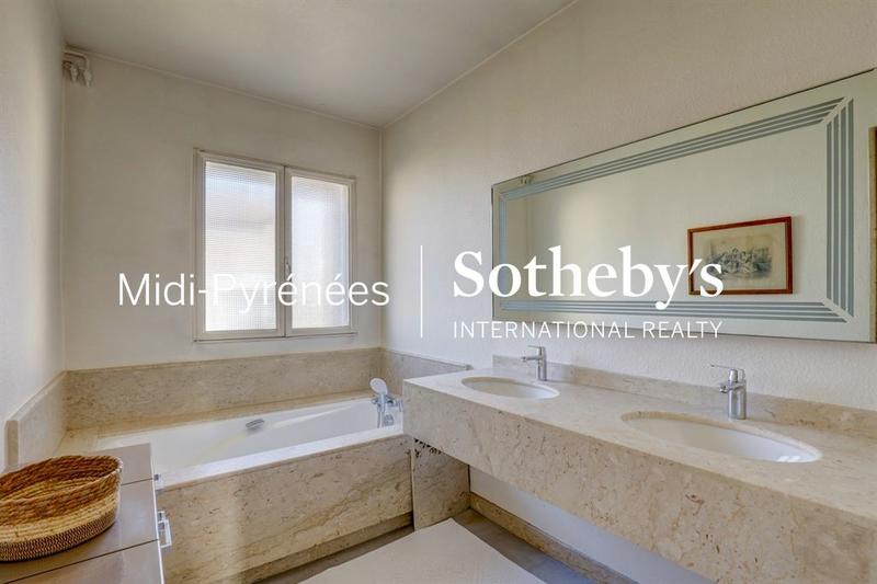 Maison - 325 m² - 6 pièces