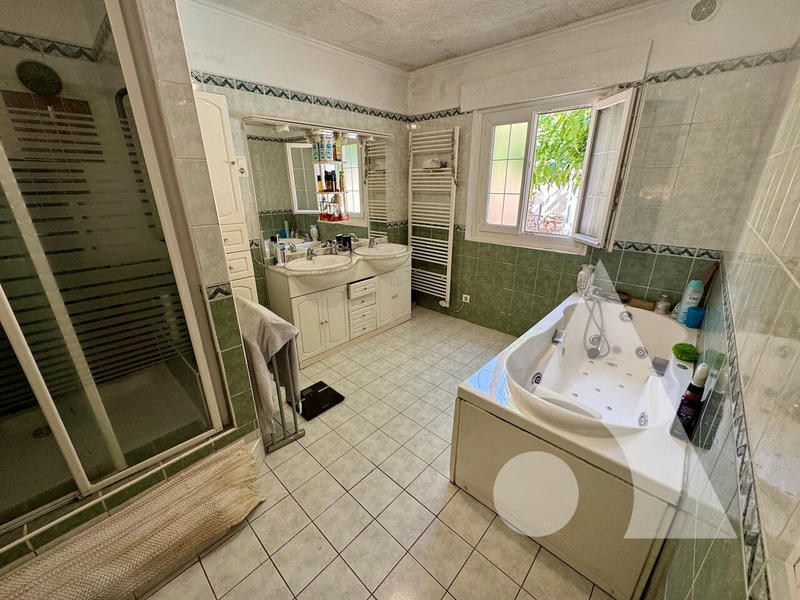 Maison - 247 m² - 7 pièces