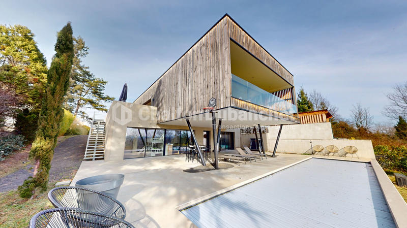 Maison - 235 m² - 6 pièces