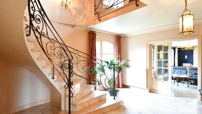 Propriété - 305 m² - 7 pièces