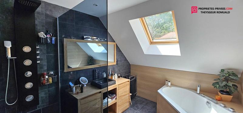 Maison - 250 m² - 8 pièces