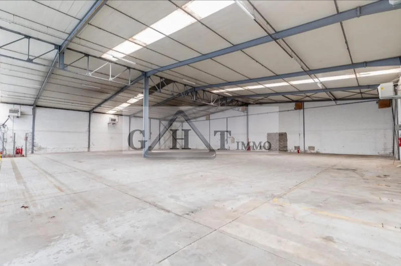Entrepôt - 2 345 m²