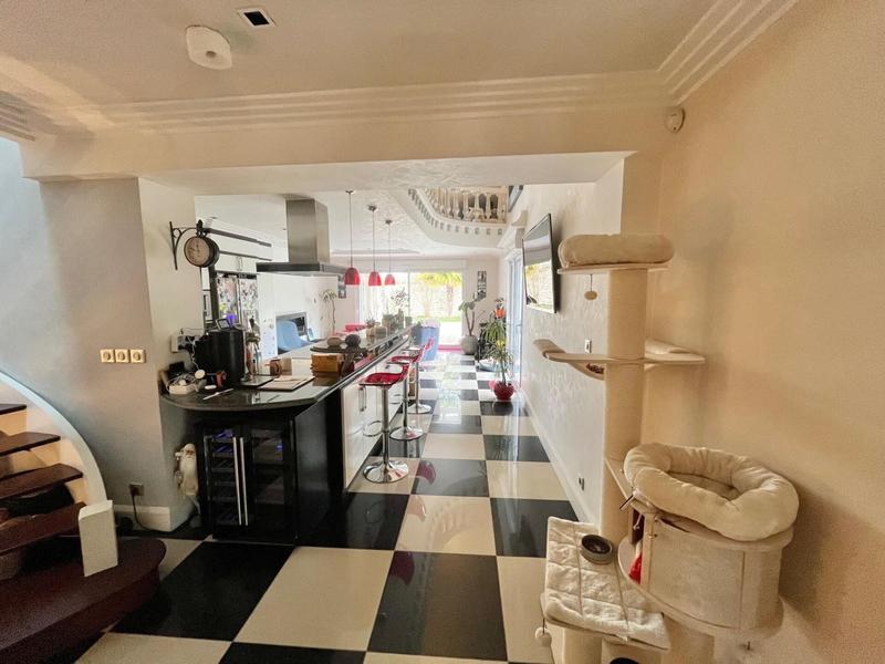 Maison - 230 m² - 7 pièces