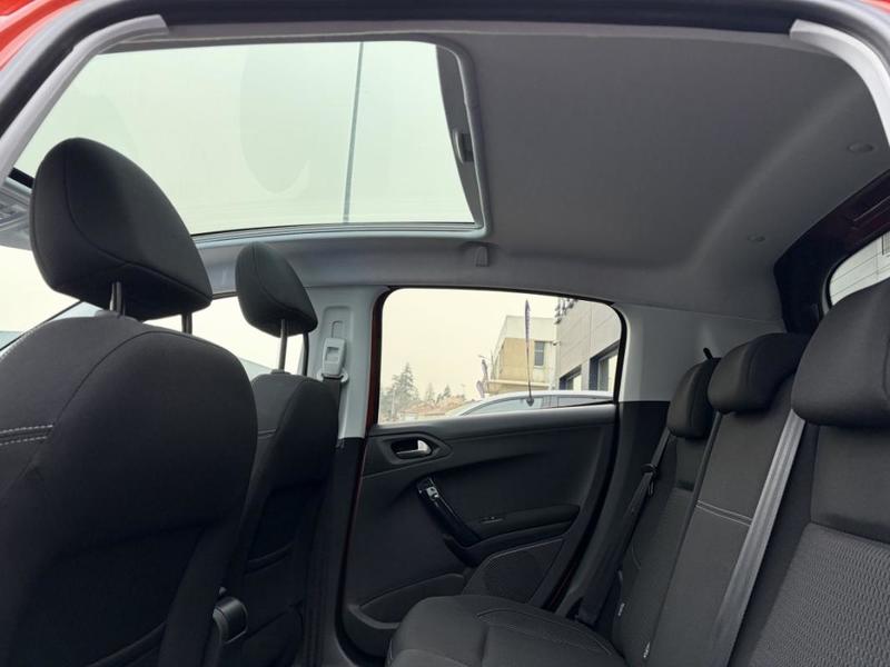 Peugeot 208 Puretech 110 s&amp;S Allure - 4 options incluses